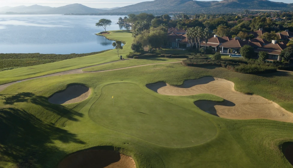 Pecanwood Country Club Vista aérea de un green del Pecanwood Country Club rodeado de varios búnkeres, junto al lago Hartbeespoort.