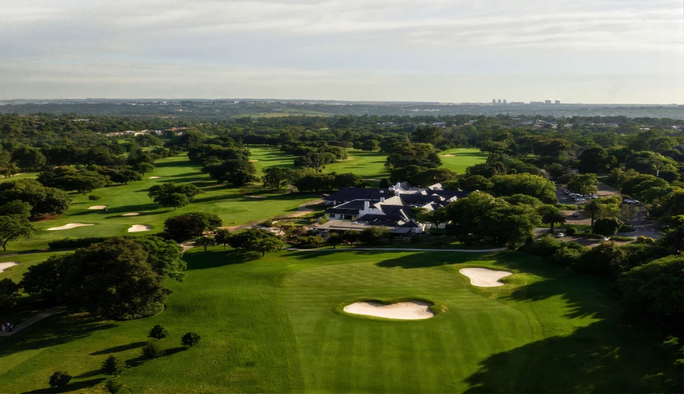 Royal Johannesburg Country Club Vista aérea del Royal Johannesburg Country Club con casa club, búnkeres y calles verdes.